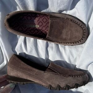 Skechers brown leather loafers in size 7
